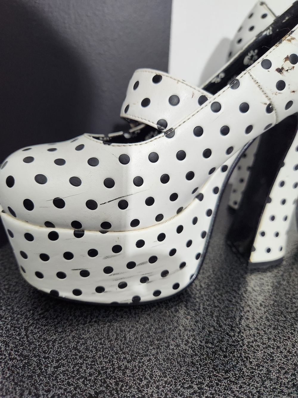 Women's Polka Dot Platform Mary Jane Heels in White and Black - Picture 6 of 9